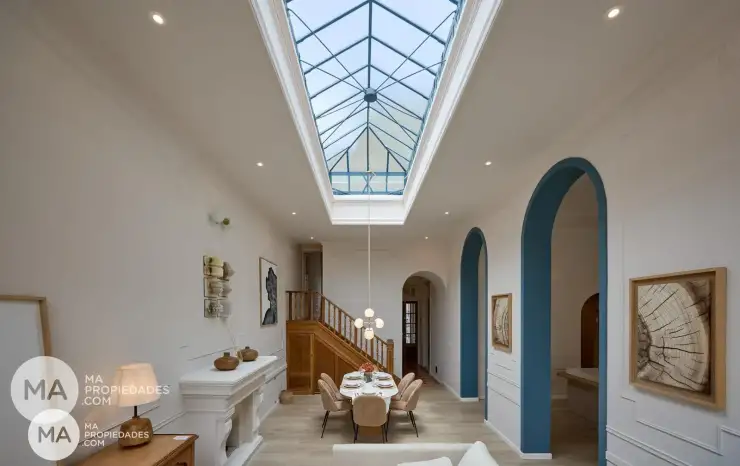 Casa de Diseño con Cochera, Jardín y Terraza
